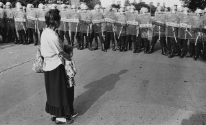 Warszawa. 3.07.1989  Blokada Sejmu podczas po- chodu KPN.  foto: Erazm Ciolek